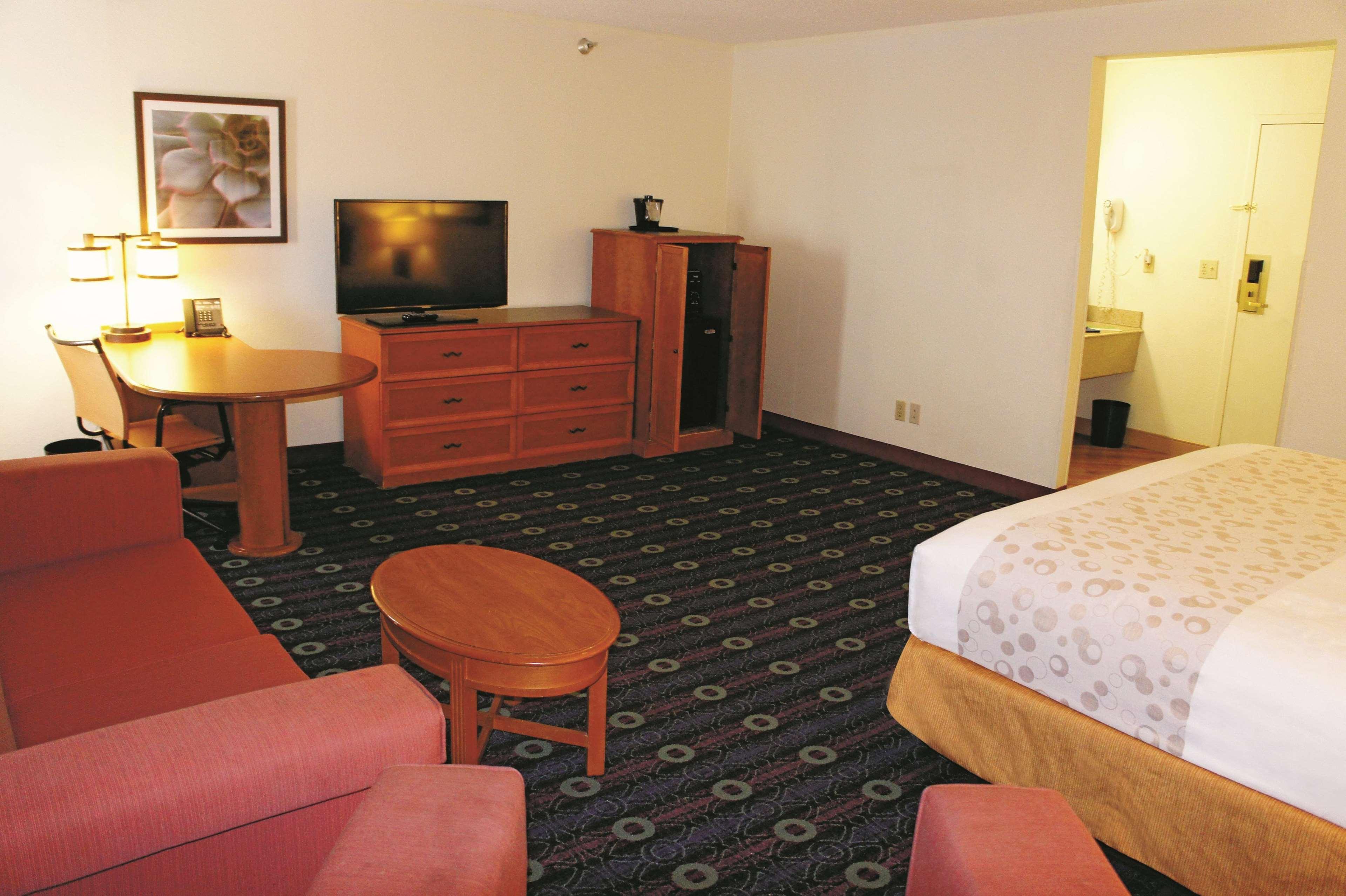 La Quinta Inn Kansas City North - photo 12