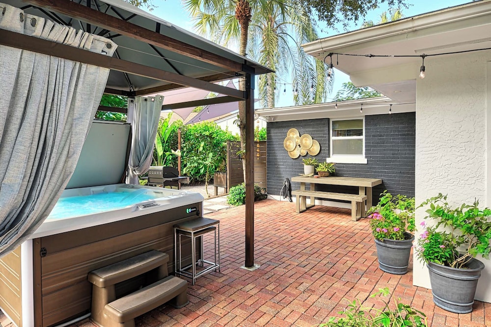 Near Old Naples Coastal Escape with Furnished Patio — 4-Star Luxury Hotel in Naples, United States