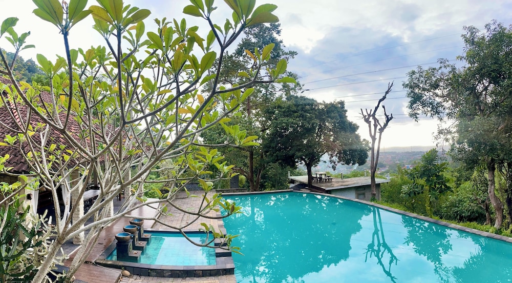 Covehill Green Resort Pelabuhan Ratu — hotel in Pelabuhanratu