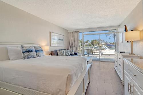 Waterfront Hotel Room Huge Pool Tiki Bar Beach in Sarasota, United States