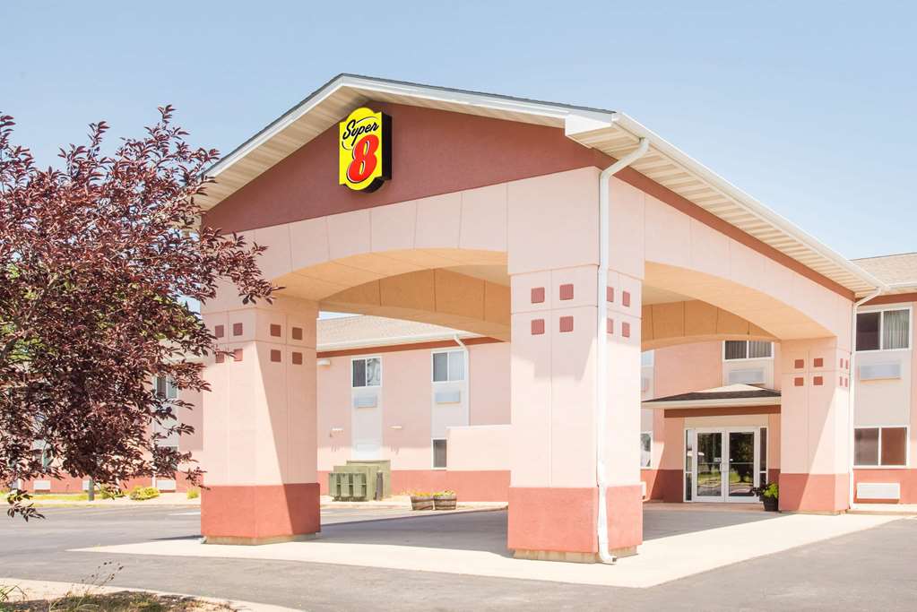 Super 8 by Wyndham Iola KS — hotel in Iola