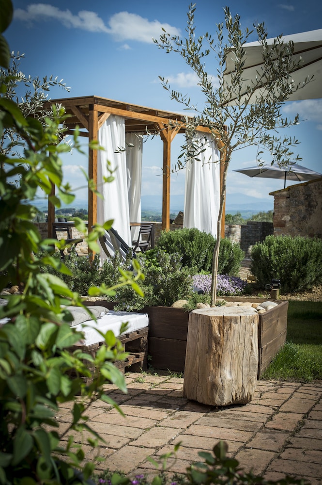 Palazzo del Papa Country Suites — 4-Star Luxury Hotel in Siena, Italy