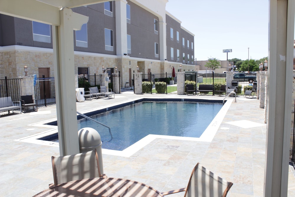 Hampton Inn Seguin - photo 41