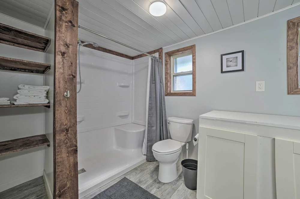 Prudenville Retreat with Yard about 1 Mi to Lake — hotel in Houghton Lake