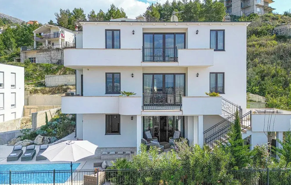 Luxury Apartment With Breathtaking View & Private Pool — 4-Star Luxury Hotel in Podstrana, Croatia
