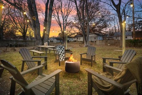 Urban Oasis Cozy Home Near Downtown with Game Room and Firepit — 4-Star Luxury Hotel in Evansville, United States