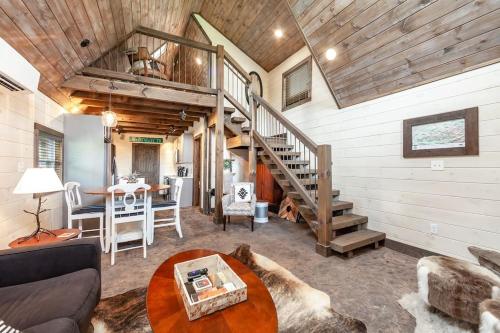 Romantic A frame Private HotTub Firepit NearGSMNP — 4-Star Luxury Hotel in Sevierville, United States