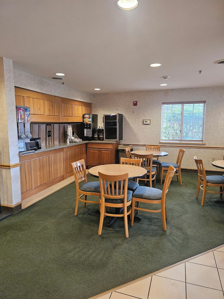 Super 8 by Wyndham Ava - photo 40