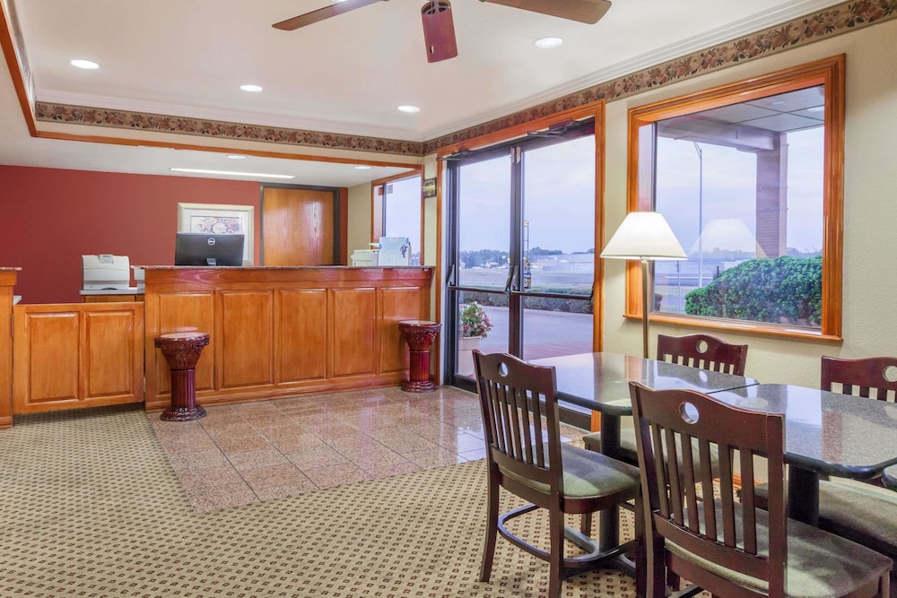 Super 8 by Wyndham Mount Vernon - photo 2