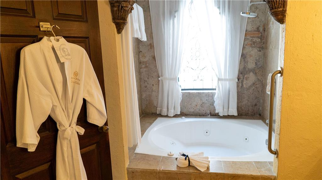 Governor Suite jacuzzi