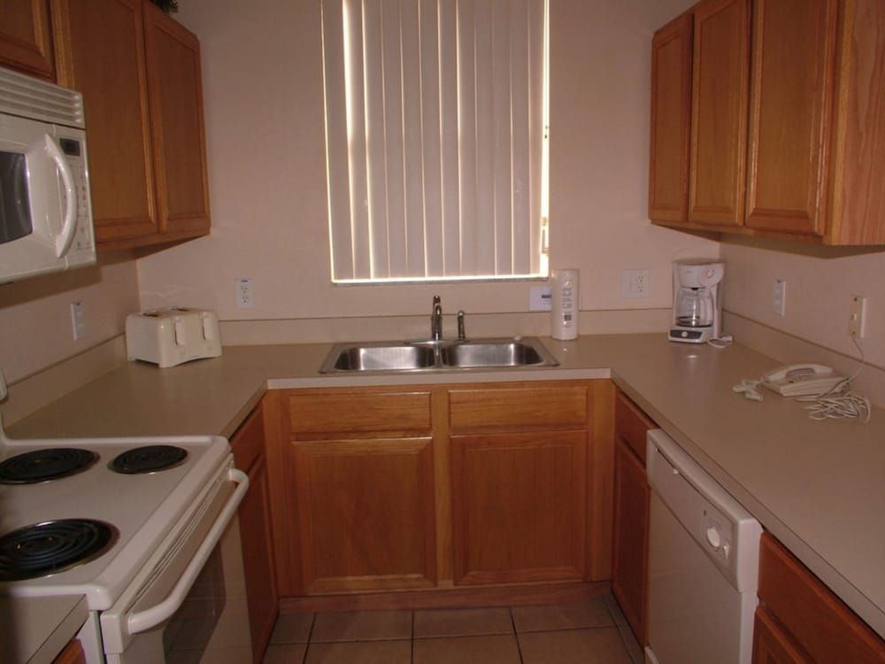 Traditional 4 Bed 3.5 Bath Townhome - photo 4