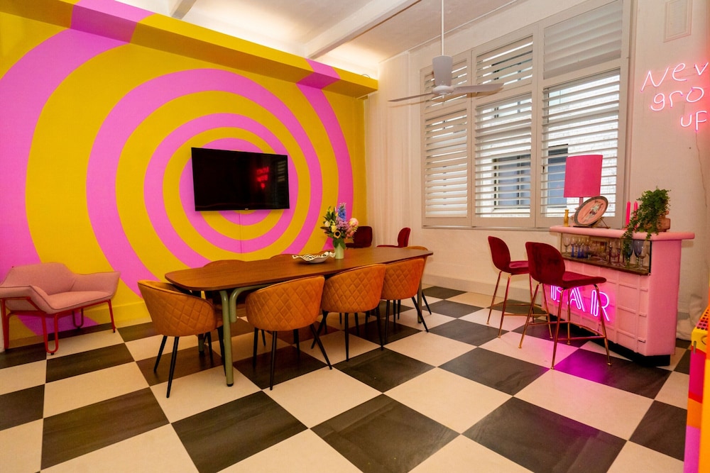 Fun and Cheeky 70s Styled City Apartment — 4-Star Luxury Hotel in Melbourne, Australia
