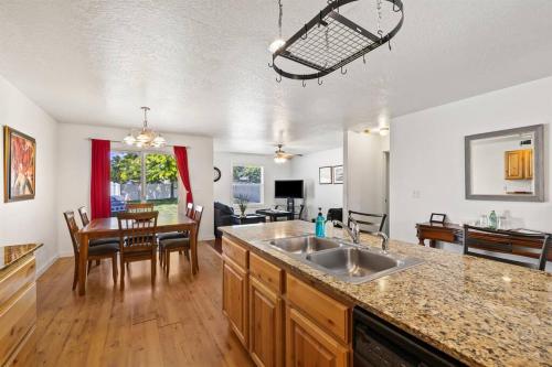 Peaceful & Comfy Single Level Town Home — 4-Star Luxury Hotel in Meridian, United States
