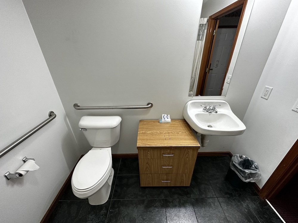 Attica Inn - photo 35