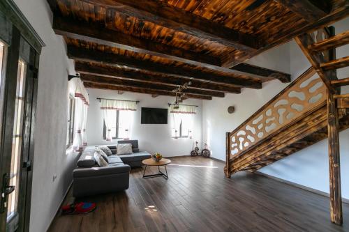 Old Cottage — 4-Star Luxury Hotel in Bran, Romania