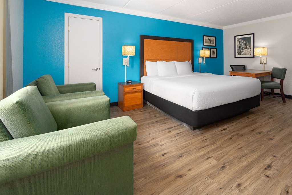 La Quinta Inn by Wyndham Pittsburgh Airport - photo 32