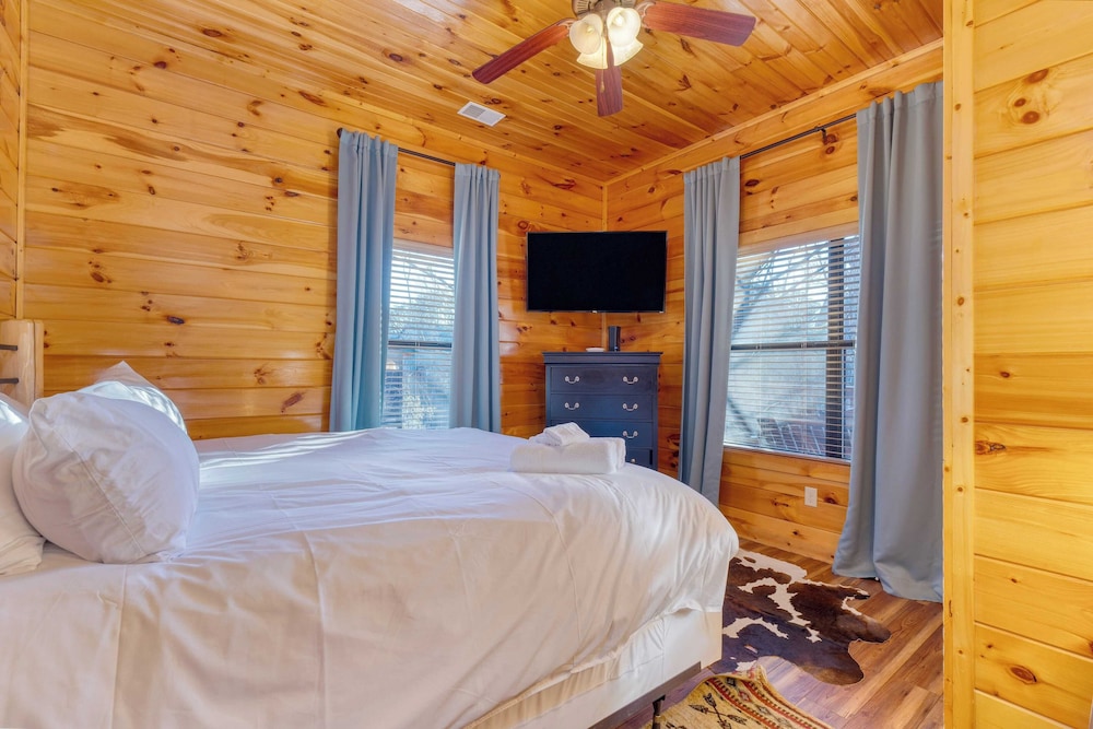 Bear Cove by Avantstay Hot Tub Pool Table - photo 21