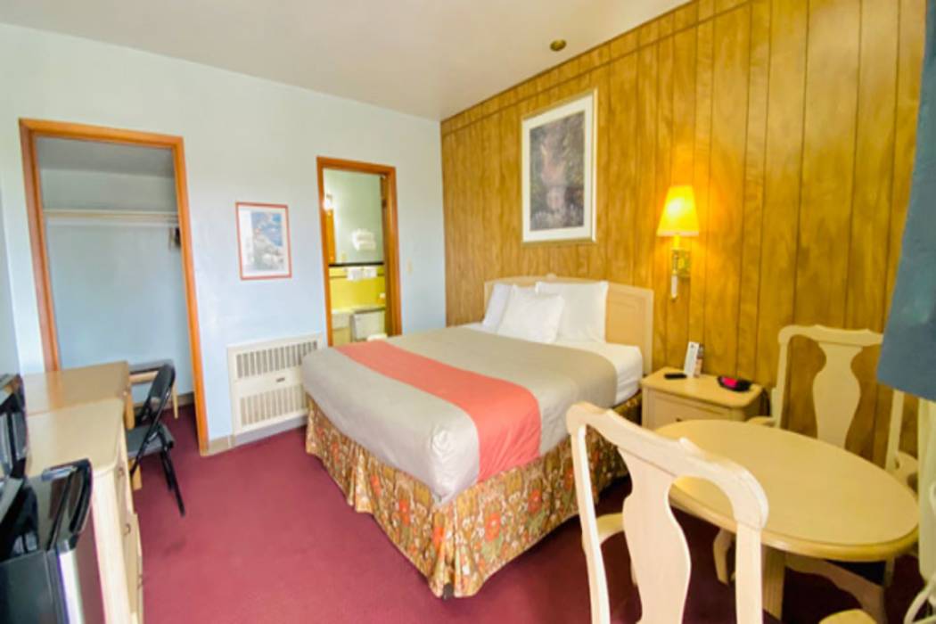 Hillcrest Motel - photo 8