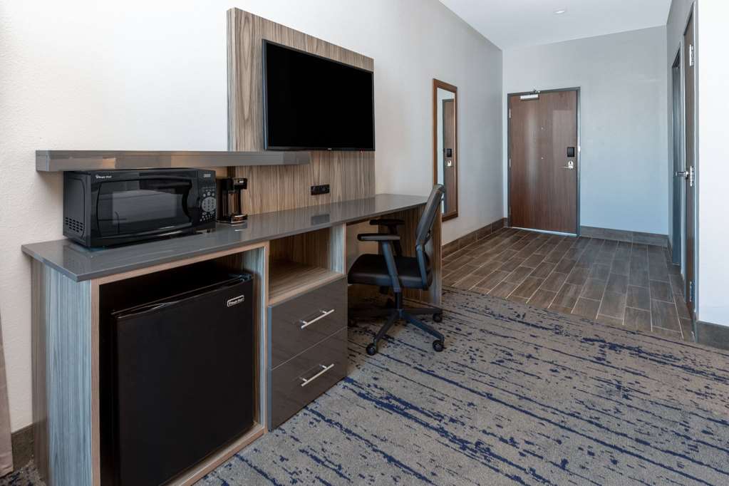 La Quinta Inn & Suites by Wyndham Dallas Frisco Stadium - photo 17