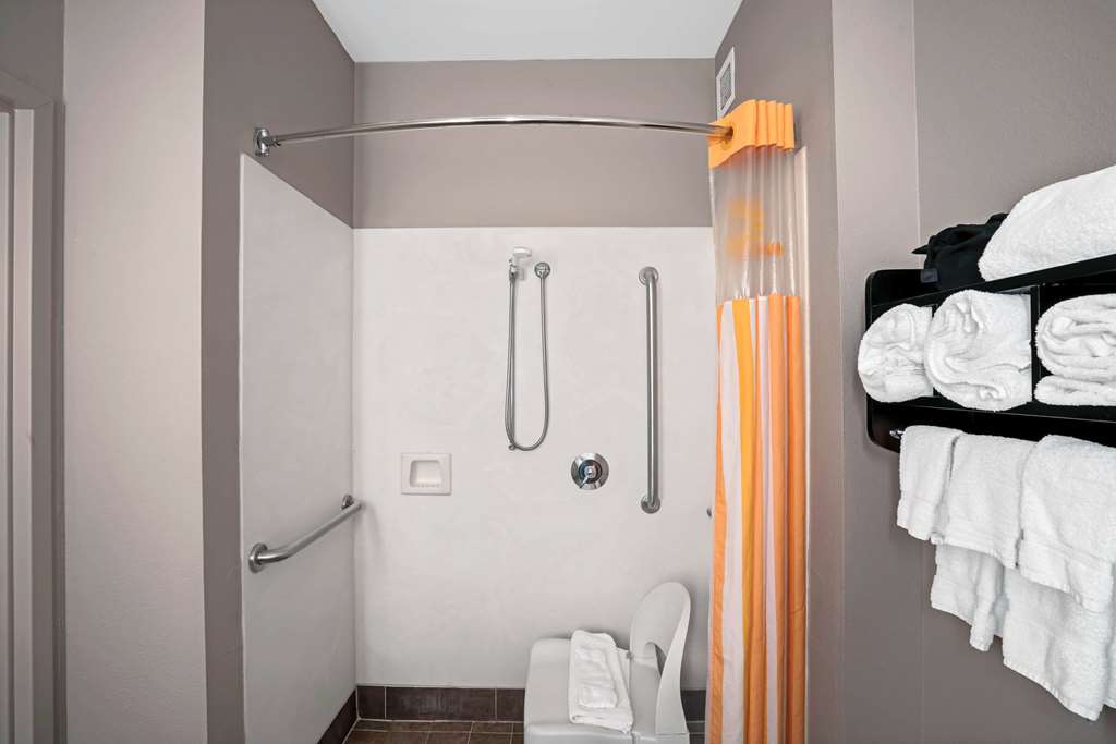 La Quinta Inn & Suites by Wyndham Lebanon - photo 12