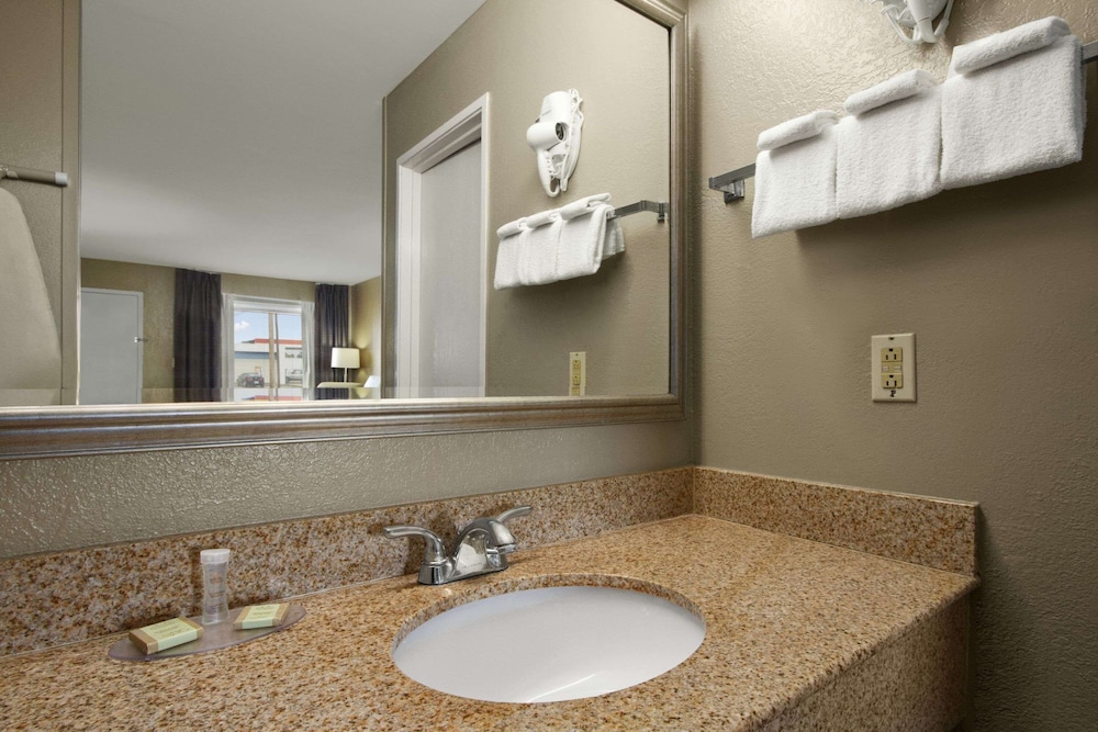 Super 8 by Wyndham Tupelo Airport - photo 25