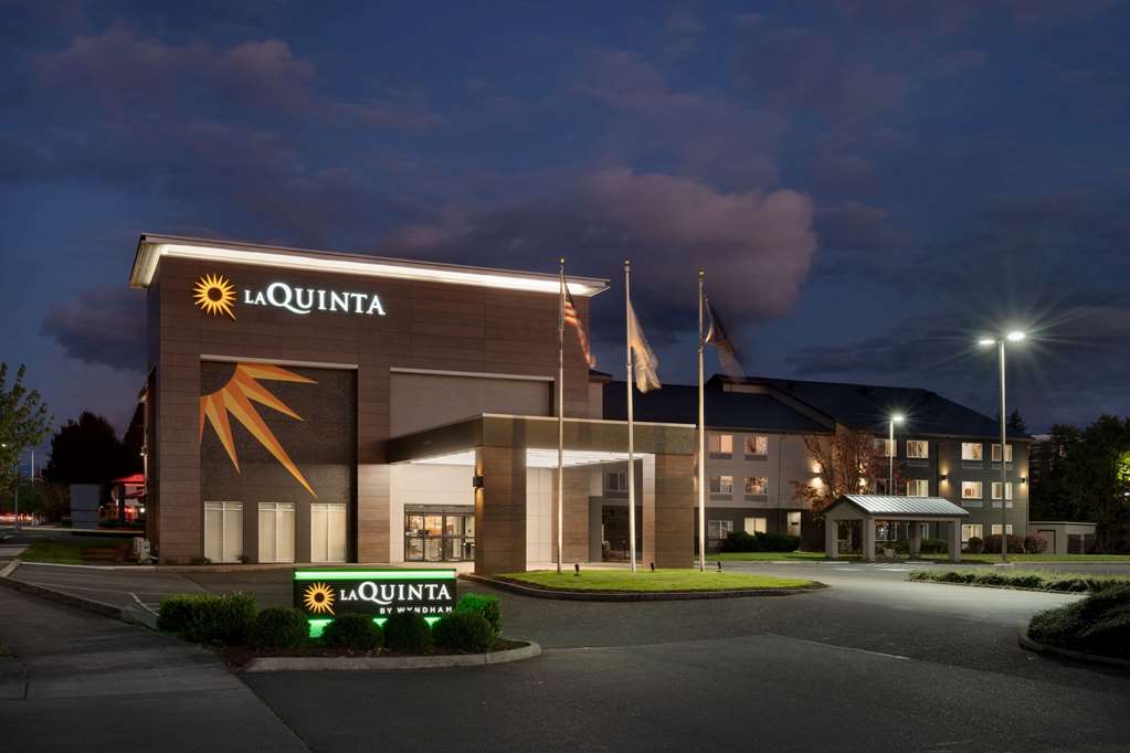 La Quinta Inn & Suites by Wyndham Springfield - photo 2