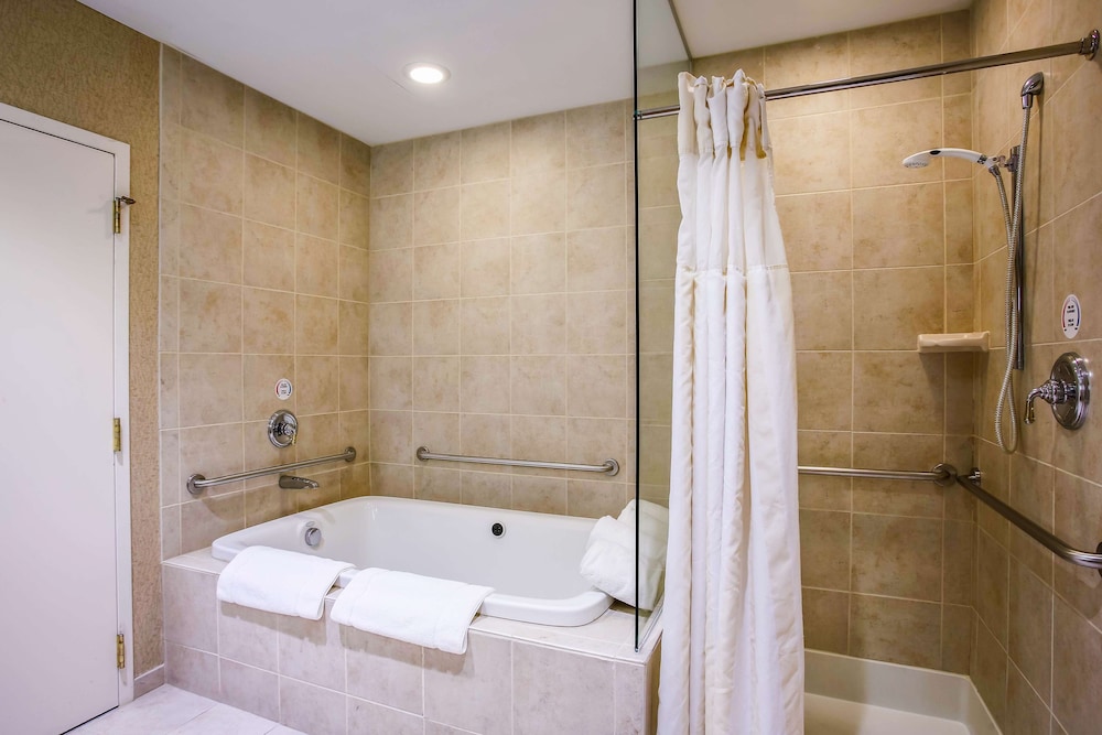 Hilton Garden Inn Milwaukee Northwest Conference Center - photo 20
