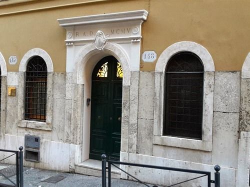 Apartment Julia Guesthouse Trevi Spagna — 4-Star Luxury Hotel in Rome, Italy
