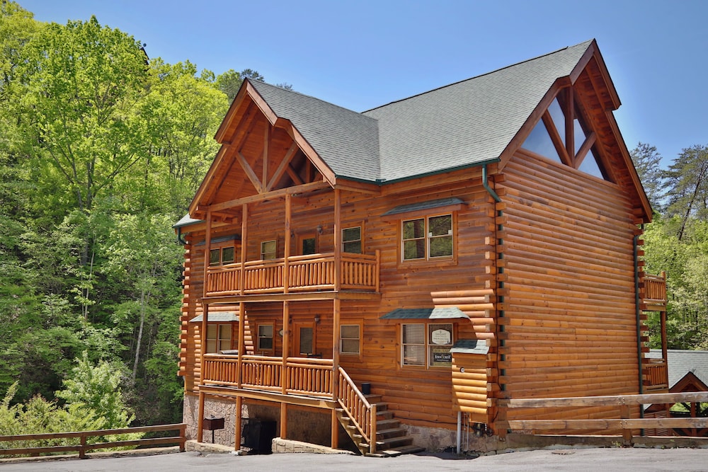 Smoky Mountain Cinema Six Bedroom Cabin — 4-Star Luxury Hotel in Sevierville, United States