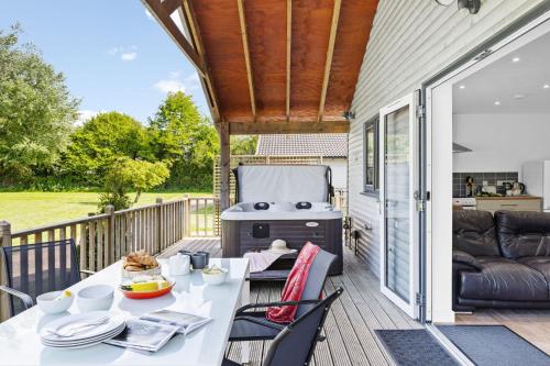 Woodpecker Lodge Redlake Farm nr Glastonbury — 4-Star Luxury Hotel in Somerton, United Kingdom