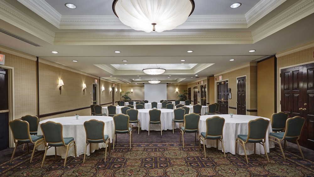 Embassy Suites by Hilton Parsippany - photo 36