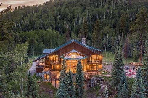 Mill Creek Lodge Estates — 4-Star Luxury Hotel in Silverton, United States