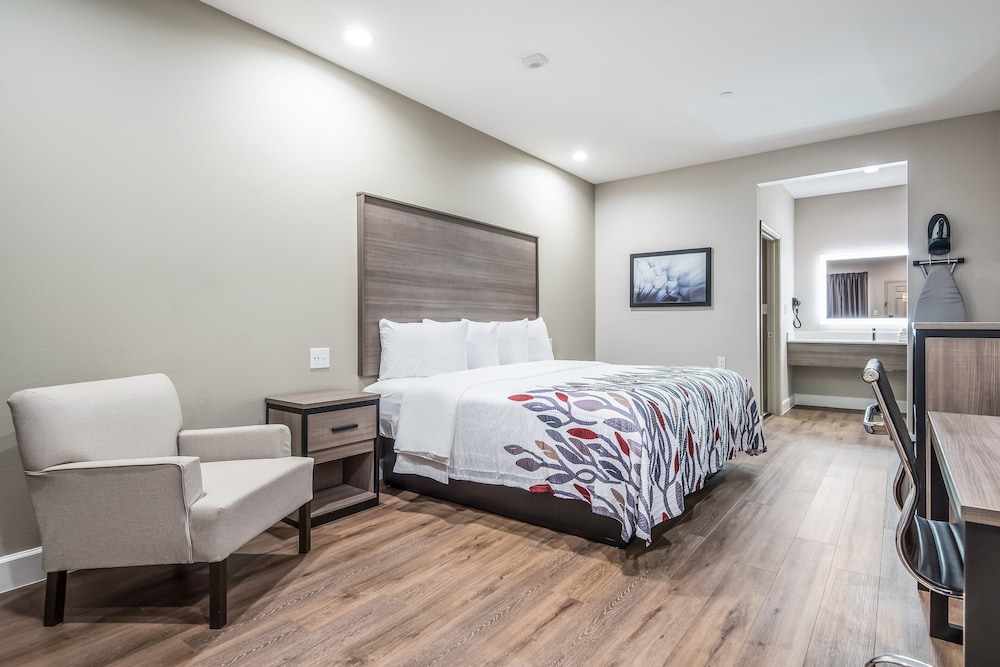 Red Roof Inn Baytown - photo 9