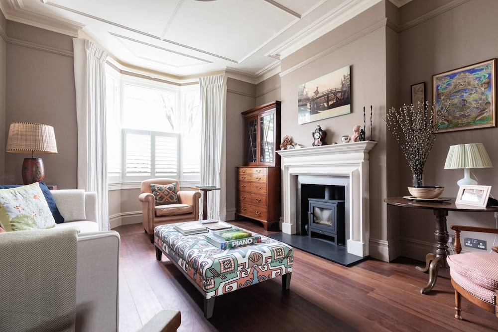 Caithness Road VI by Onefinestay — 4-Star Luxury Hotel in London, United Kingdom