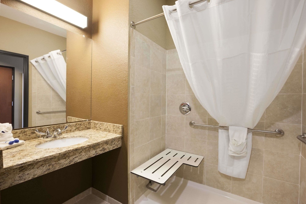 Microtel Inn & Suites by Wyndham Cotulla - photo 14