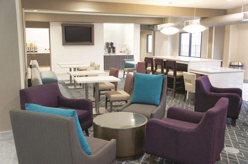 La Quinta Inn & Suites by Wyndham Wichita Airport - photo 2