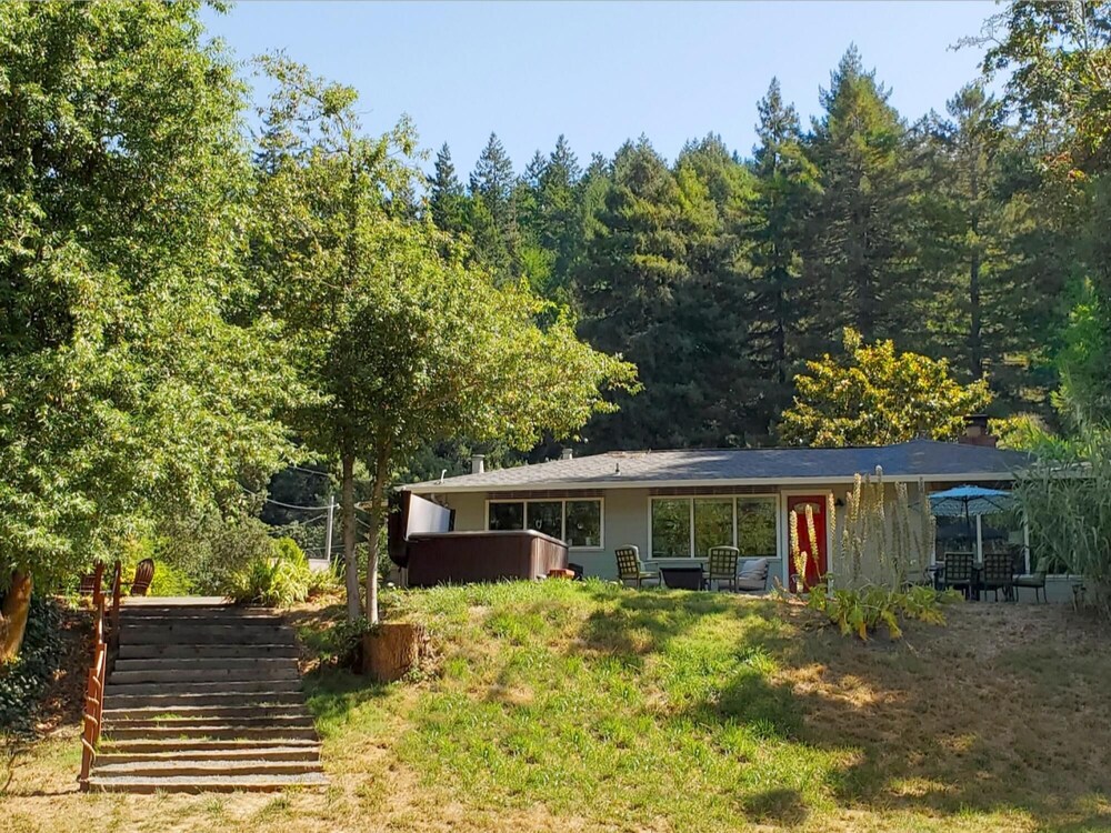 Reflections Seasonal Dock & Kayaks Hot Tub Fire Table BBQ HUGE yard Horseshoes Dog Friendly - photo 10