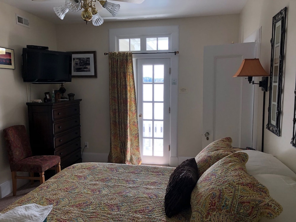 Boathouse Waterfront Lodging - photo 7
