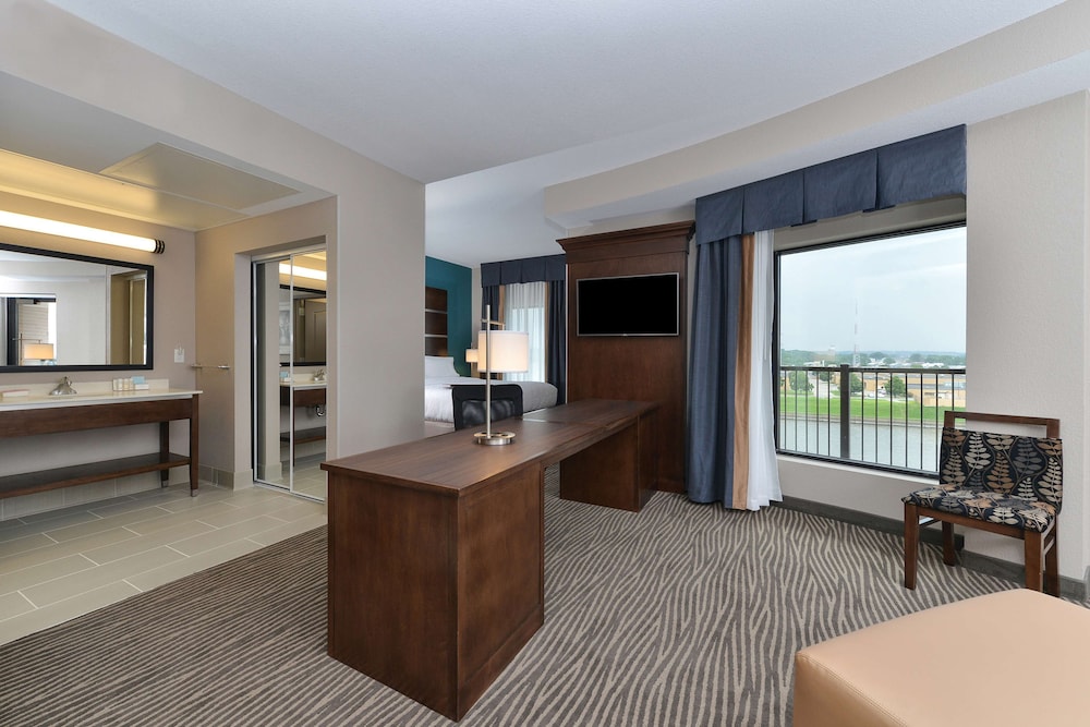 Hampton Inn & Suites Des Moines Downtown - photo 52