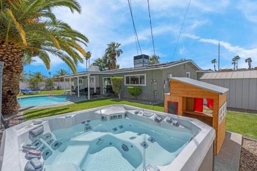 Next to Strip Pool Hot Tub BBQ Buddy Rich in Las Vegas, United States