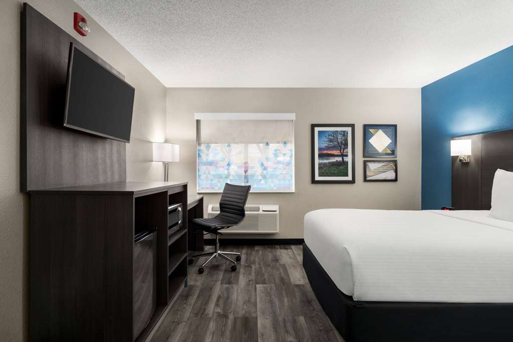 La Quinta Inn & Suites by Wyndham Chicago Tinley Park - photo 19