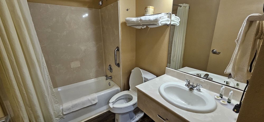 Weston Inn & Suites - photo 32