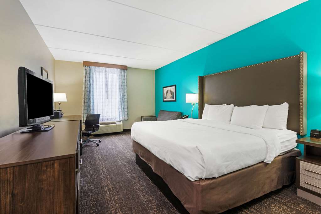 La Quinta Inn & Suites by Wyndham Jamestown - photo 15