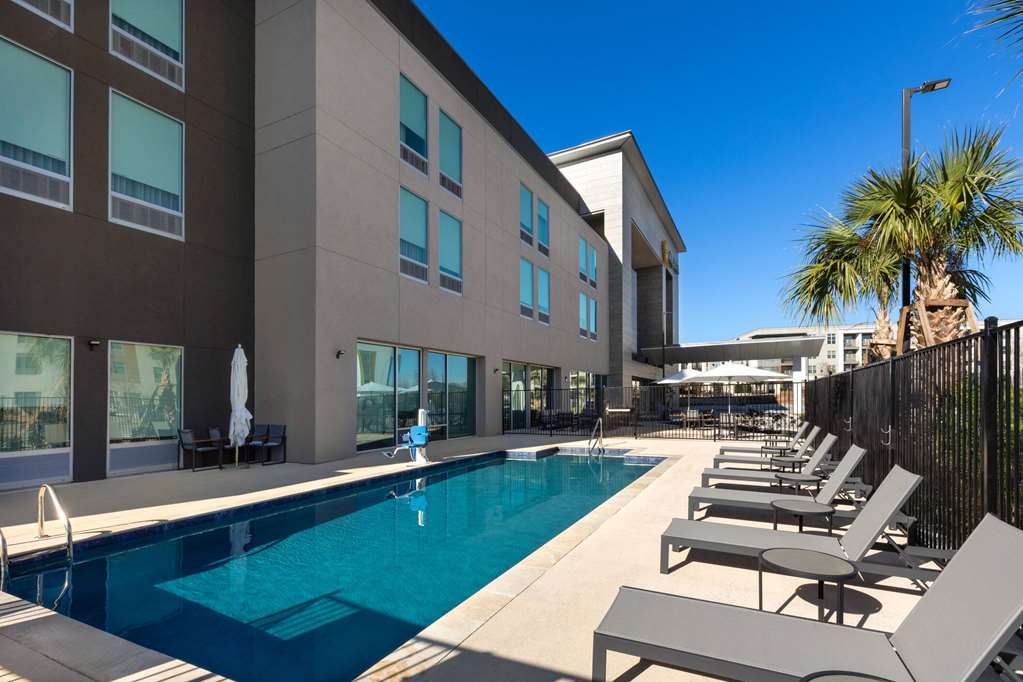 La Quinta Inn & Suites by Wyndham San Antonio at the RIM - photo 8