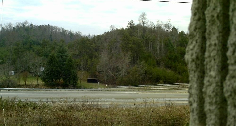 Campton Parkway Inn - photo 56