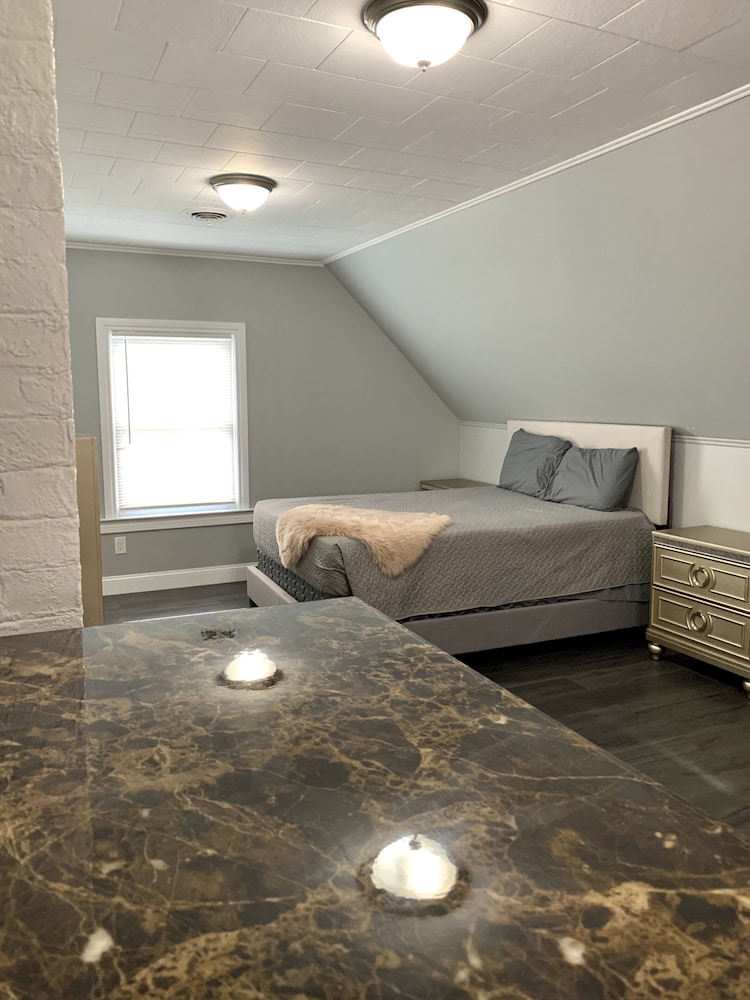 The Wheel of Fortune Duplex 8BR Parking - photo 15