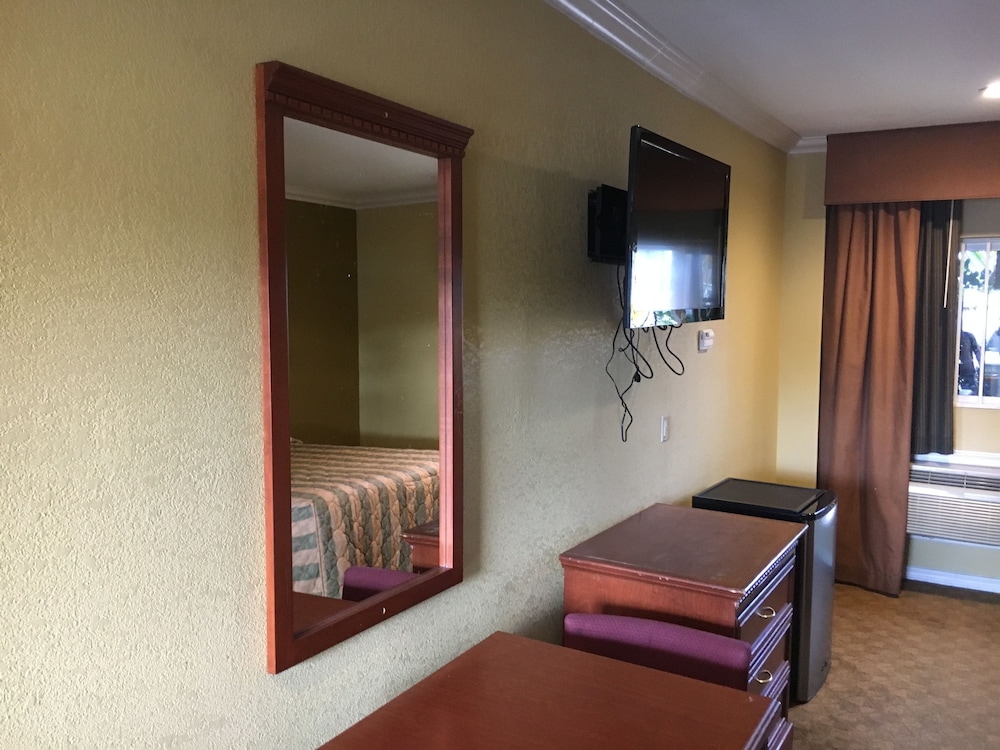 Bellflower Travel Inn - photo 13