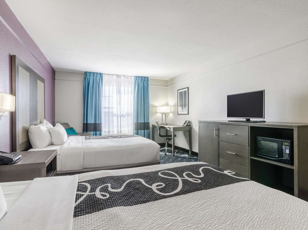La Quinta Inn & Suites by Wyndham Kansas City Airport - photo 16