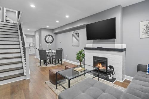 Charming Home Parking Sleeps 10 WFH Space — 4-Star Luxury Hotel in Baltimore, United States