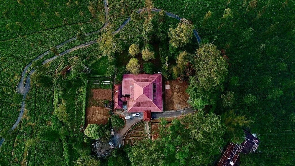 Harris Holiday Inn — Valparai